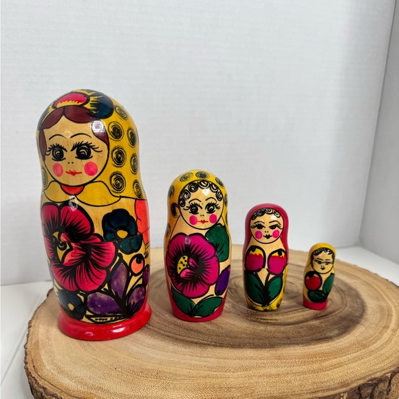 Vintage Set of 4 Russian Nesting Dolls. Wood. (3-N) - Picture 6 of 7